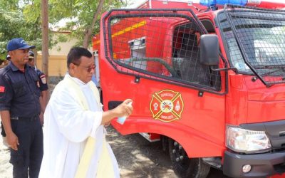 APC ENTRGA VEIKULU AUTO TANK BA BOMBEIROS MANATUTO