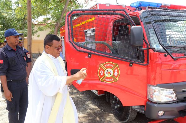 APC ENTRGA VEIKULU AUTO TANK BA BOMBEIROS MANATUTO