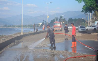 KORPO BOMBEIROS LAVAJEM BA ESTRADA NE’EBÉ MAKA TASI BE’EN BAKU TAMA IHA PANTAI KELAPA